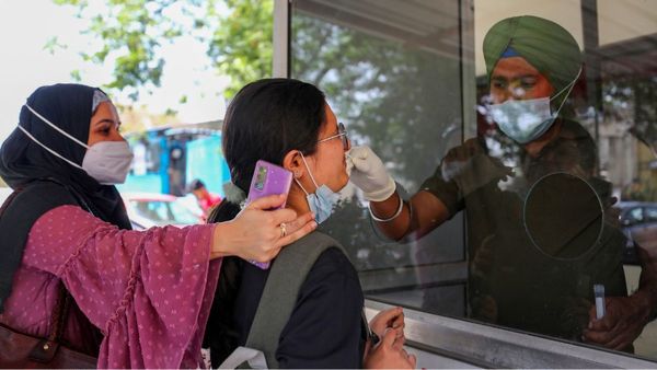 Coronavirus: बढ़ता जा रहा कोरोना का खतरा, बीते 24 घंटे में मिले 602 नए संक्रमित, 5 की मौत