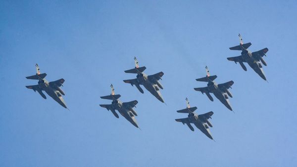 कर्त्तव्य पथ पर भारतीय वायु सेना ने दिखाए करतब, डकोटा से लेकर राफेल ने किया भव्य फॉर्मेशन, देखें Video