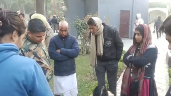 7 घंटे तक रखा रहा मां का शव... 4 बीघा जमीन के लिए तीन बेटियों में लड़ाई, नहीं होने दिया अंतिम संस्कार