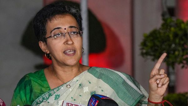 Delhi: डीयू के 12 कॉलेजों में अवैध नियुक्तियों पर सरकार सख्त, मंत्री आतिशी ने दिए कार्रवाई के निर्देश