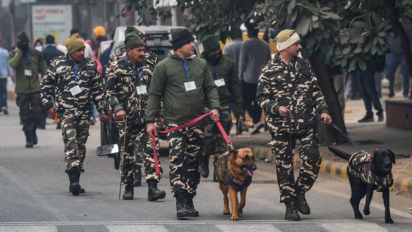 Republic Day: दिल्ली में परेड के मार्ग पर तैनात होंगे 14 हजार सुरक्षाकर्मी, जूतों की भी होगी स्कैनिंग