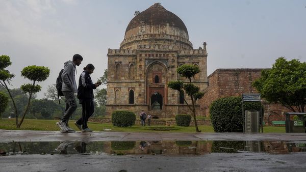 Delhi ka mausam: हल्की बारिश से भीगे दिल्ली-NCR, मौसम विभाग ने बताया- कब मिलेगी ठंड से राहत?