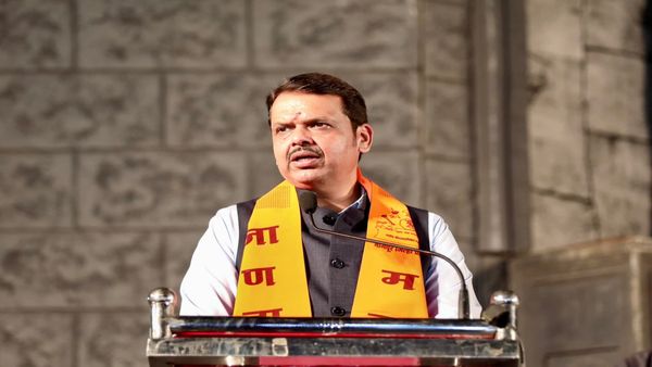 Maharashtra News: देवेंद्र फडणवीस ने उद्धव पर कसा तंज, कहा-'राम मंदिर का विरोध करने वालों की गोद में बैठ गए'