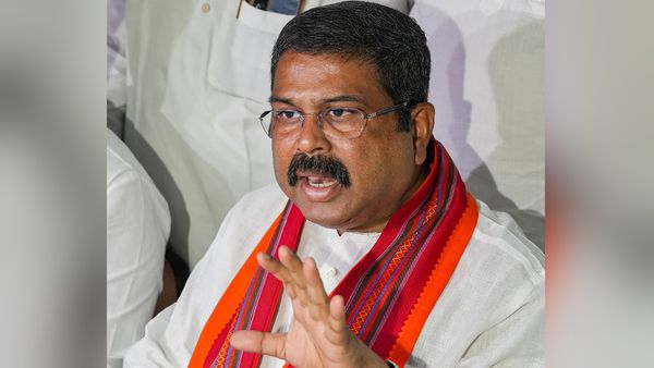 ओडिशा: BJD ने कसा तंज, 'अपना बीपी कंट्रोल करने के लिए योग करें धर्मेंद्र प्रधान'