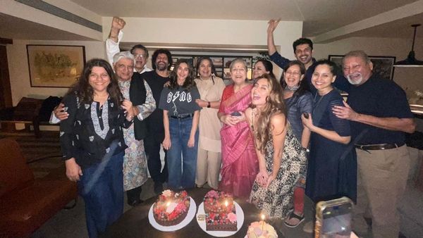 सौतेले बेटे Farhan Akhtar पर शबाना आजमी ने लुटाया प्यार, जन्मदिन पर शेयर किया स्पेशल पोस्ट