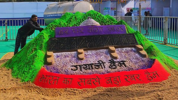 अंतर्राष्ट्रीय बौद्ध महोत्सव में मधुरेंद्र ने रेत पर बनायी भारत की सबसे बड़ी रबड़ डैम, खूब हो रही तारीफ़