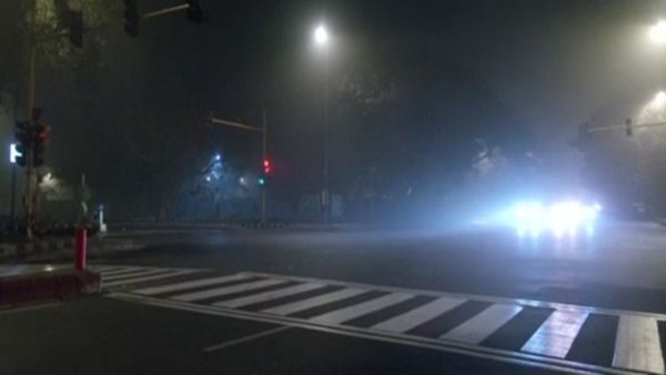 Aaj Ka Mausam Delhi: कोहरे से दुखी राजधानी, 5 डिग्री पहुंचा पारा, 18 ट्रेनें लेट, जानिए कब मिलेगी राहत?
