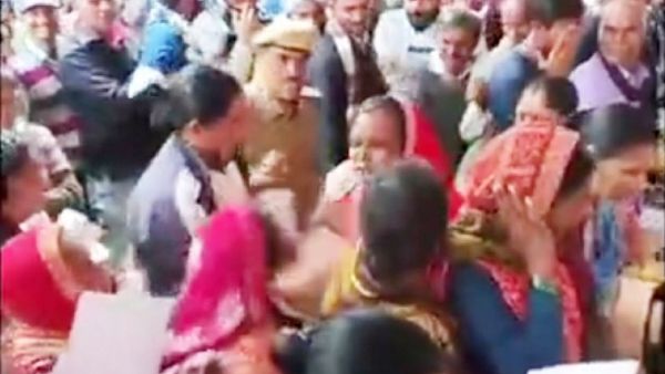 Guna News: कलेक्टर जनसुनवाई कर रहे थे तभी लाइन में लगने को लेकर महिलाओं में खून-खराबा