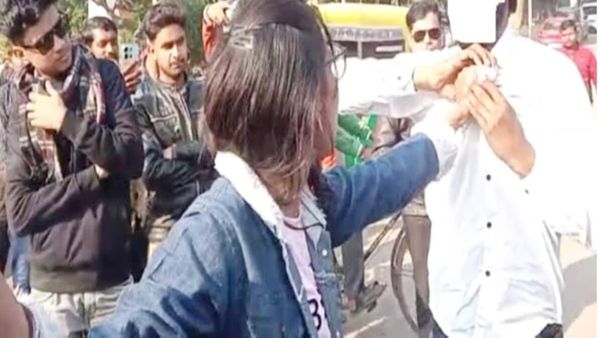 Gwalior News: लड़कियों ने मुस्लिम प्रेमी को बीच सड़क पर बुरी तरह पीटा, कॉलर पकड़कर लगा दी अकल ठिकाने