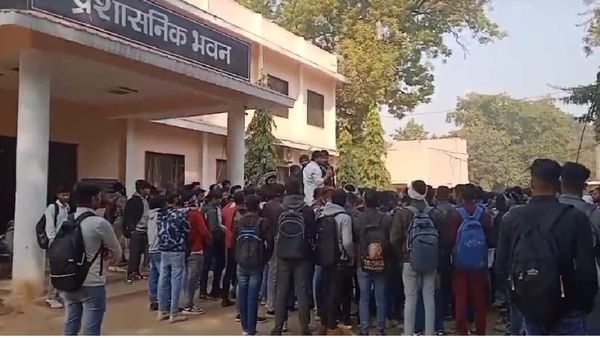 Gwalior News: एमएलबी कॉलेज में छात्रों ने की हड़ताल, कक्षाएं बंद कर किया हंगामा