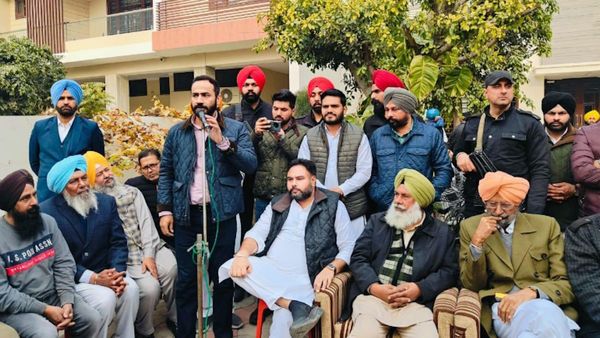 पंजाब: अकाली दल को लगा बड़ा झटका, बड़ी संख्या में अकाली कार्यकर्ता AAP में हुए शामिल