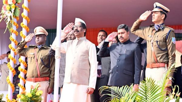 Dukma: झारखंड के सीएम हेमंत सोरेन ने तिरंगा फहराया, ली परेड की सलामी