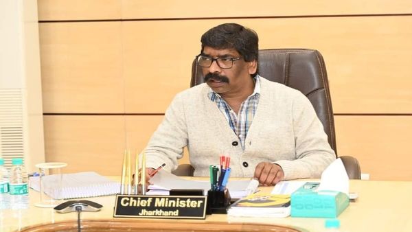 झारखंड: सीएम सोरेन के समर्थन में सड़कों पर उतरे आदिवासी, कड़ड़ाती ठंड में कपड़ा उतारकर किया प्रदर्शन