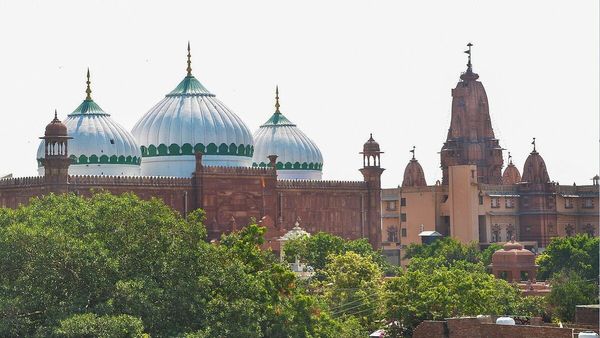 Shahi Idgah: मथुरा में शाही ईदगाह मस्जिद का नहीं होगा सर्वेक्षण, सुप्रीम कोर्ट ने HC के आदेश पर लगाई रोक