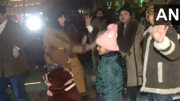 जम्मू-कश्मीर: म्यूजिक प्रोग्राम में जमकर थिरके लोग, नए साल पर पहली बार लाल चौक पर ऐसा जश्न, Video