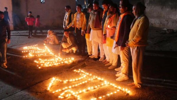 Gwalior News: रामोत्सव से सराबोर हुआ लक्ष्मण ताल, 11 हजार दीपों से जगमगाया शहर