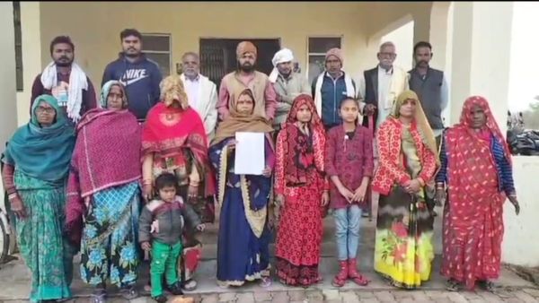 MP News: मंदिर में ताला जड़कर शिव मूर्ति के प्राण प्रतिष्ठा पर लगाई रोक, समाज का गांव में हुक्का पानी भी बंद