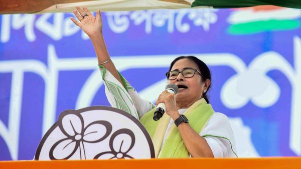 Mamata Banerjee Car Accident: कोलकाता में ममता बनर्जी की कार हादसे का शिकार, सिर में आई चोट