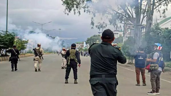 मणिपुर हिंसा: मोरेह सिटी में सुरक्षा बलों पर गोलीबारी, इलाके में बढ़ाई जा रही सिक्योरिटी