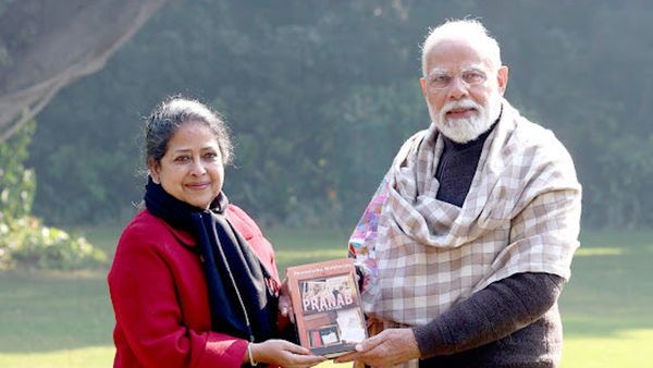 PM मोदी से मिलीं प्रणब मुखर्जी की बेटी शर्मिष्ठा, बीजेपी में शामिल होने के लग रहे हैं कयास!