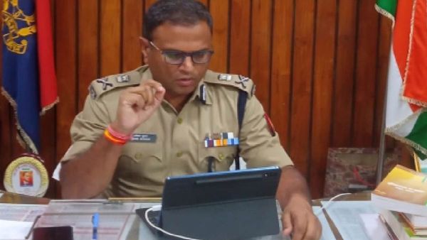 UP IPS Transfer: गोरखपुर के ADG अखिल कुमार बनाए गए कानुपर के पुलिस कमिश्नर, इन अधिकारियों का हुआ तबादला