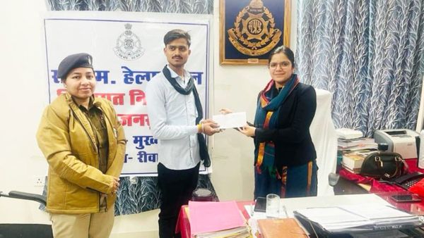 ईमानदारी की मिसाल! पंचर बनाने वाले युवक ने गहनों से भरा बैग पुलिस को लौटाया, खूब हो रही तारीफ