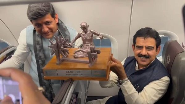 Swachh Survekshan 2023: स्वच्छ जीत का फ्लाइट में मना जश्न, यात्री बोले- इंदौर रहेगा नंबर-1