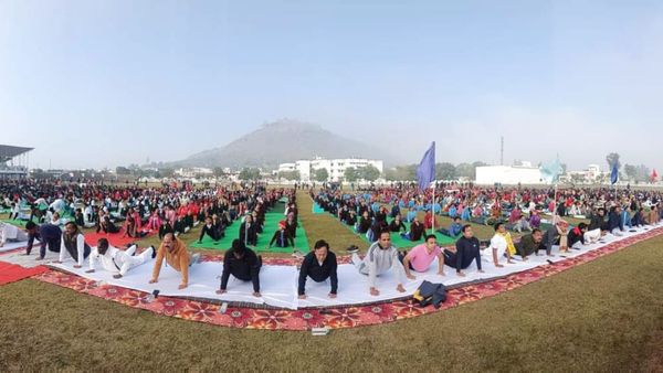 राष्ट्रीय युवा दिवस: मध्य प्रदेश के रायसेन में तीन हजार बच्चों ने किया सामूहिक सूर्य नमस्कार