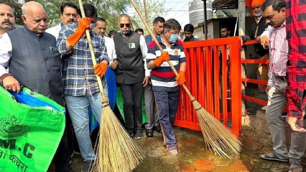 Indore news: मंदिरों में स्वच्छता महाअभियान, कैलाश विजयवर्गीय ने लगाई झाडू