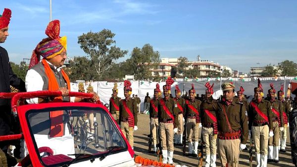 Indore News: कैबिनेट मंत्री कैलाश विजयवर्गीय ने किया ध्वजारोहण, 12 विभागों की झांकियों ने जीता दिल