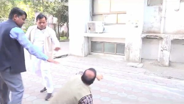 Bhopal news: कांग्रेस नेताओं के बीच कहासुनी और झूमाझटकी, एक ने दूसरे पर कुर्सी फेंकी, Video Viral