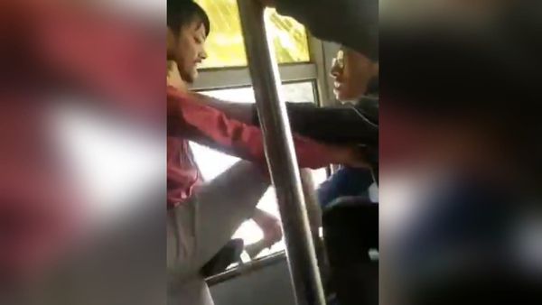 Indore news: चलती सिटी बस में छिड़ी जंग, कंडक्टर और स्टूडेंट ने एक-दूसरे को पीटा, Video Viral