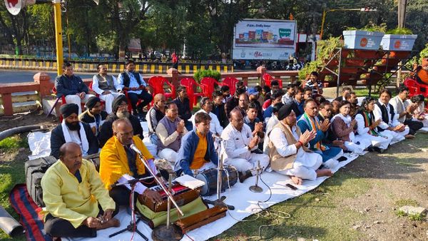 Indore news: महात्मा गांधी की पुण्यतिथि पर कांग्रेसियों ने किया नमन, बोले- नफरत की राजनीति का बोलबाला है