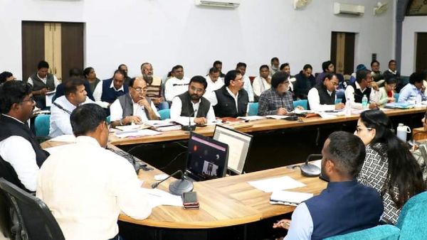 MP news: समय से ऑफिस ना पहुंचने वाले सरकारी कर्मचारियों पर एक्शन, कलेक्टर ने थमाए नोटिस