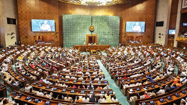 CISF Deployed Parliament: अब CISF के कंधों पर होगी संसद की सुरक्षा! जानें इस फैसले के पीछे की वजह?