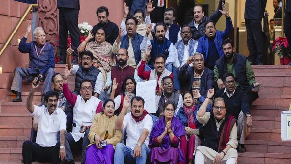 Budget Session 2024: बजट सत्र से पहले बड़ा फैसला, सभी विपक्षी सांसदों का निलंबन होगा रद्द