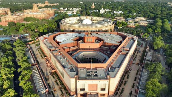 लोकसभा के तीन सांसदों का निष्कासन हुआ खत्म