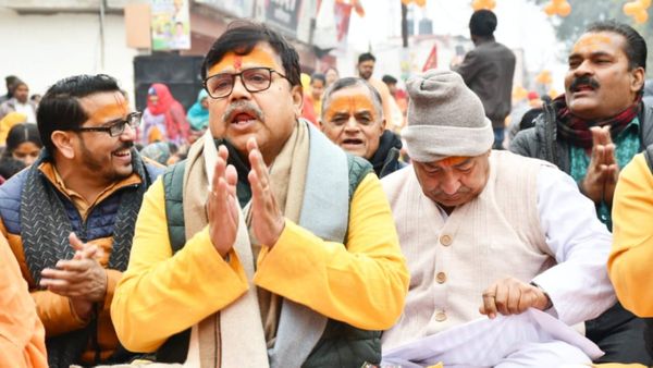 Gwalior News: रामभक्ति में लीन ऊर्जा मंत्री ने बजाया मंजीरा, लाइन में खड़े होकर ग्रहण किया प्रसाद