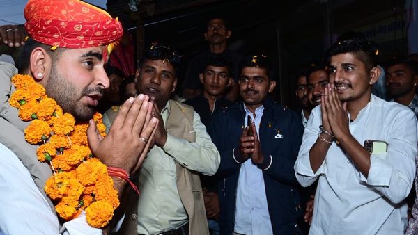 Ravindra Bhati: 'नायक' स्‍टाइल में आए MLA रविंद्र सिंह भाटी, शिव में निकाल रहे 200 KM की पदयात्रा