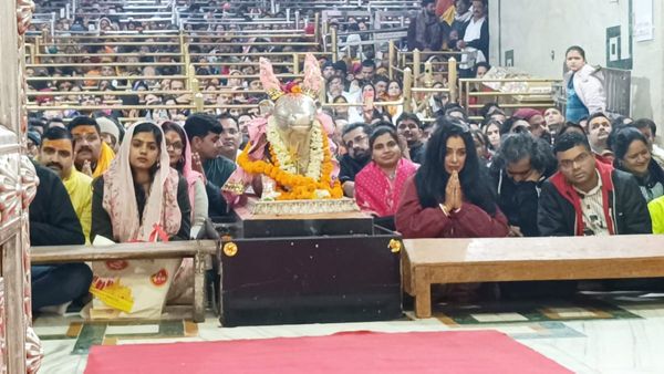 उज्जैन महाकाल के दर्शन करने पहुंची टीवी कलाकार रूपाली गांगुली, बाबा के आशीर्वाद से अनुपमा में मिली सफलता