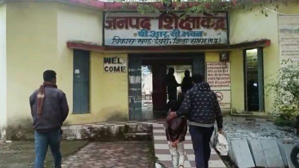 MP News: शिक्षक ने 'पाठशाला' को बना डाला 'मधुशाला', नशे में बच्चों संग की शर्मनाक करतूत, लोगों का खौल उठा खून