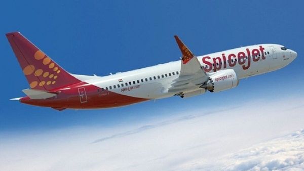 SpiceJet की फ्लाइट में टॉयलेट के अंदर फंस गया यात्री, एयरहोस्टेस ने गेट के नीचे से भेजी पर्ची