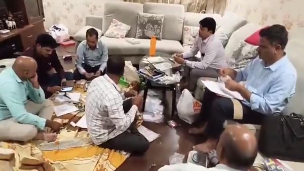 90 लाख नकद, 32 लाख की घड़ियां, 2.5 किलो सोना, जानें कौन हैं Balakrishna? जिसके 14 ठिकानों पर पड़ा छापा