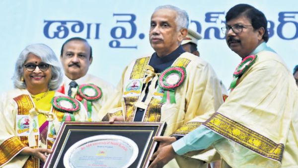 एस अब्दुल नज़ीर ने डॉ. वाईएसआर विश्वविद्यालय के दीक्षांत समारोह में एपी स्वास्थ्य देखभाल प्रणाली की सराहना की