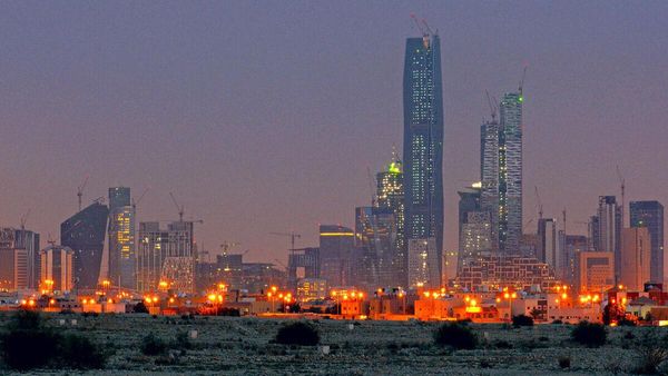 Saudi Arabia: तेजी से अपने आप को क्यों बदल रहा है सऊदी अरब?