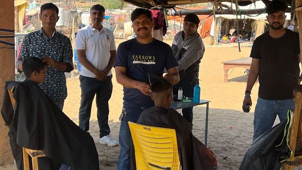 Apni Pathshala: कौन हैं ओमप्रकाश सेन, जो 200 KM दूर से आकर फ्री में काटते कच्‍ची बस्‍ती के बच्‍चों के बाल