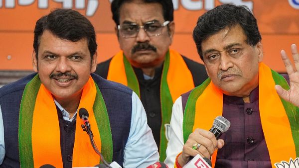 BJP का दामन थामने के बाद फिसली चव्हाण की जुबान, मंच से 'कांग्रेस अध्यक्ष' लगाई पुकार तो लगे ठहाके!