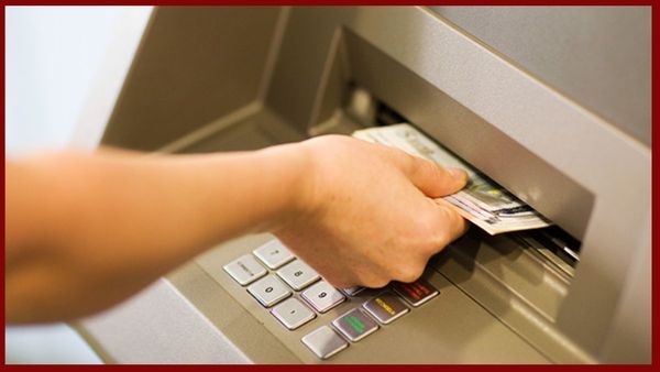 ATM से कैश निकालने पर पैसे काटने में कुख्यात हैं ये देश, भारतीय पर्यटकों की कर देते हैं हालत खराब
