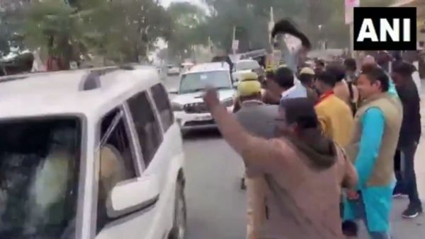 UP News: कौशांबी में स्वामी प्रसाद मौर्य को हिंदू संगठनों ने दिखाए काले झंडे, फेंकी स्याही और जूता, Video