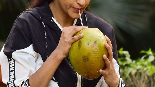 Coconut Water: क्या हाई बीपी वालों को पीना चाहिए नारियल पानी? जानें इसके गजब के फायदे